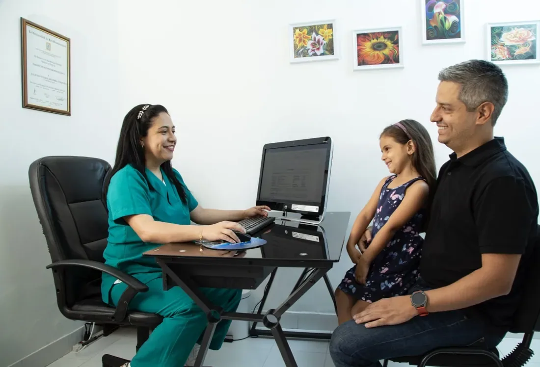 Consulta de neuropsicología con una niña y su padre en el centro Neuropser de Medellín