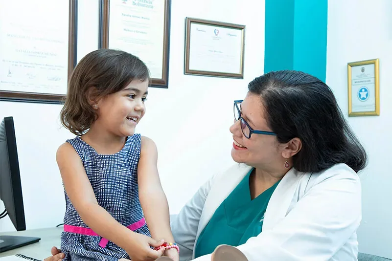 Neuropsicóloga conversando con una niña en un consultorio del centro Neuropser en Medellín