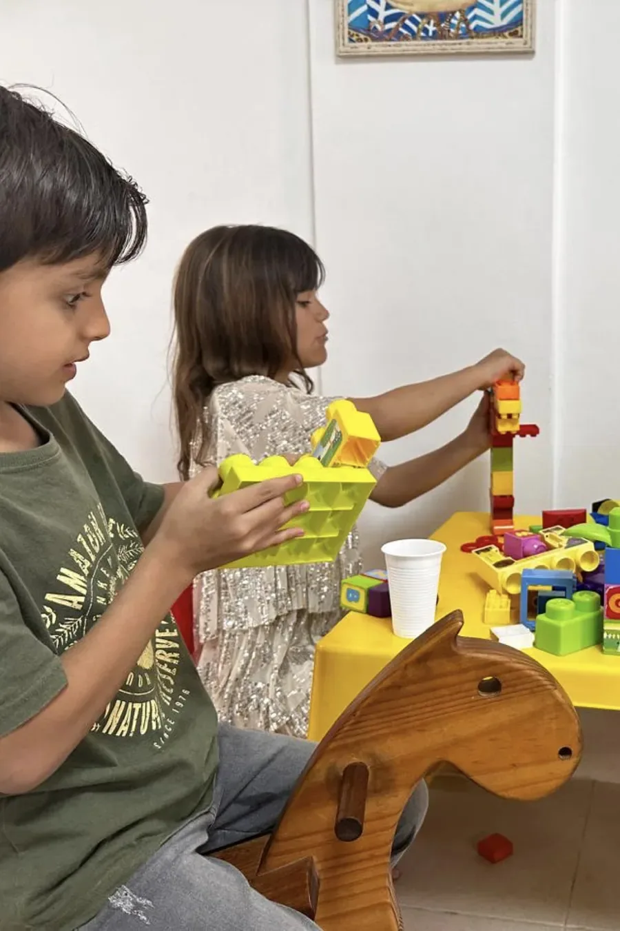 Niños jugando con bloques en una sesión del centro de neuropsicología Neuropser Medellín