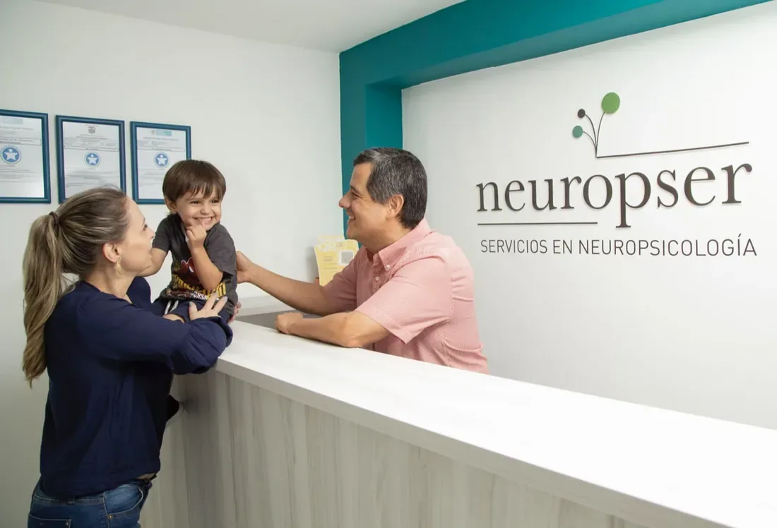 Recepción del centro de neuropsicología Neuropser en Medellín atendiendo a una madre con su hijo