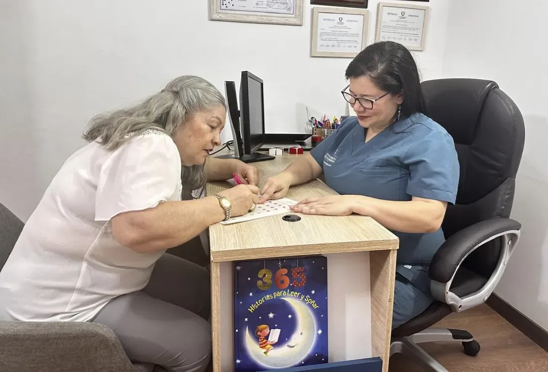 Estimulación cognitiva con ejercicios guiados por una terapeuta en el centro Neuropser de Medellín